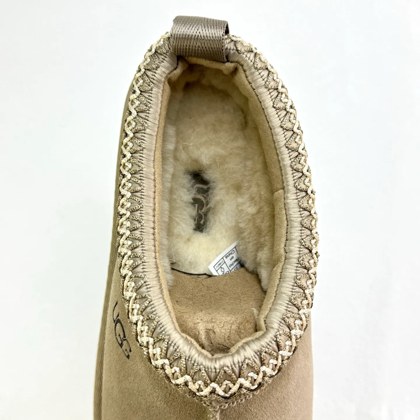 💰400 UGG Tats series thickened model Mule style toe-cap 5CM half slippers Ethnic style autumn and winter snow boots High-quality sheepskin and wool Integrated with high quality Warmth and heat sealing Made of TPU molded suede upper material Embedded with artificial curly wool plush lining and 10mm UGGPURE™ implanted wool lining and removable UGGPURE™ implanted wool insole Lightweight non-slip and comfortable rubber outsole with brand LOGO With complete packaging Official item number: 11225532722 Size: 35 36 37 38 39 40